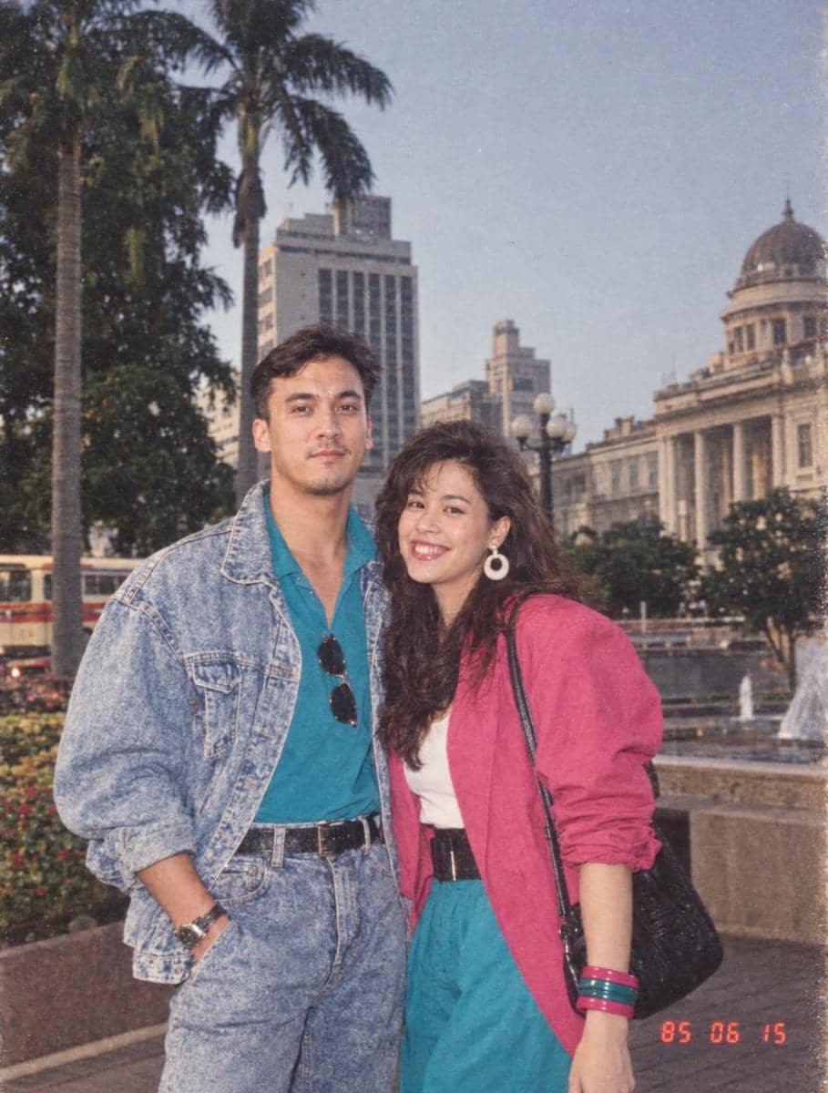 Seleb berpose dengan OOTD gaya 80-an, memadukan atasan, aksesori, dan nuansa klasik yang mencolok.