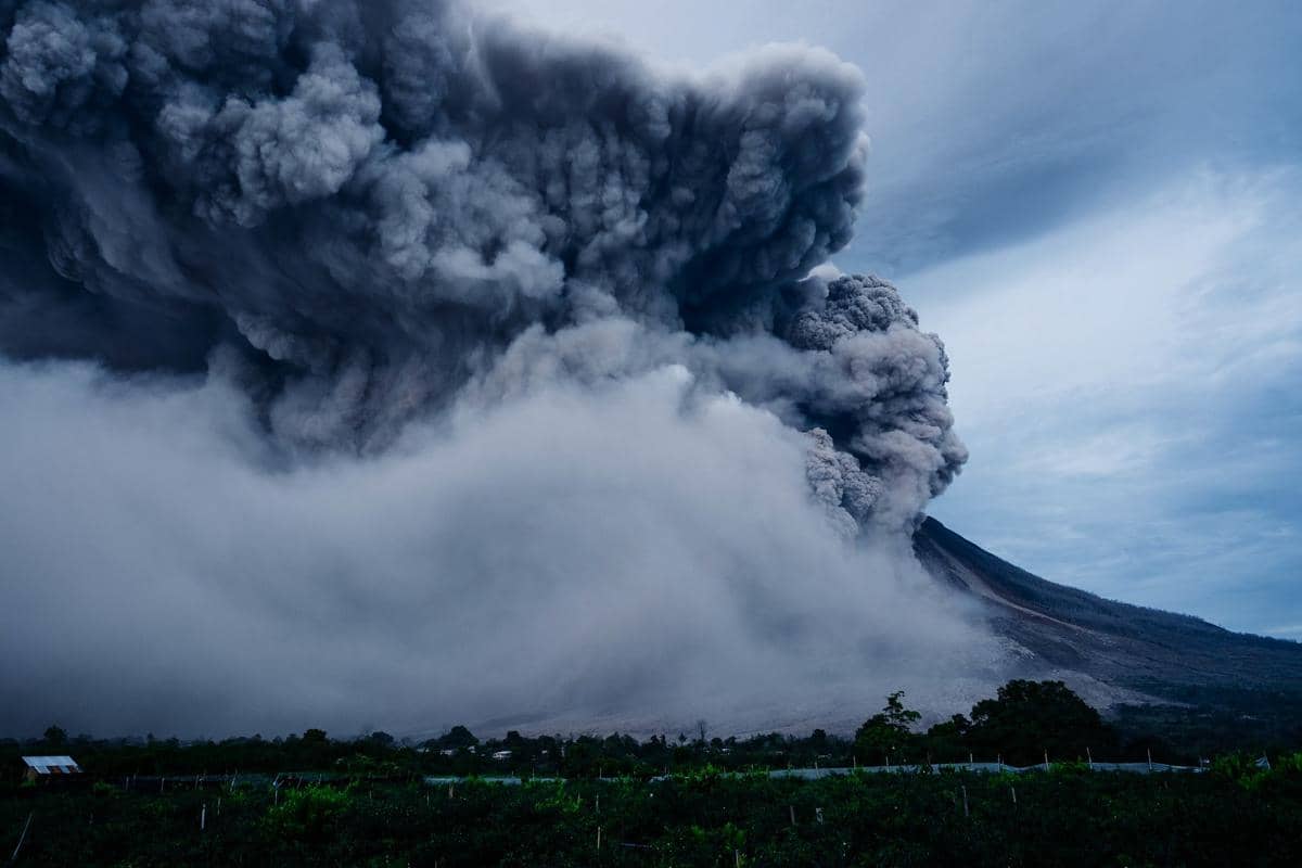 Seberapa Dekat Kita Boleh Berada di Sekitar Gunung Berapi yang Erupsi?