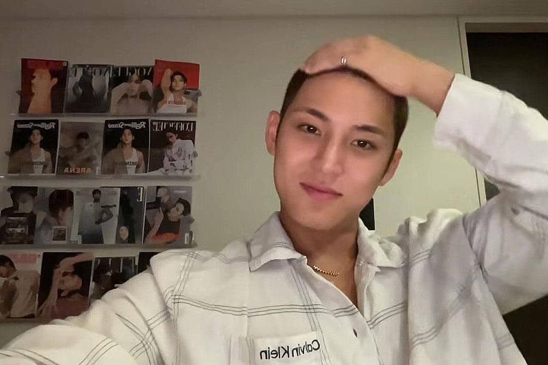 Mingyu SEVENTEEN melakukan siaran langsung di Weverse bersama penggemar sebelum berangkat menjalani wajib militer.