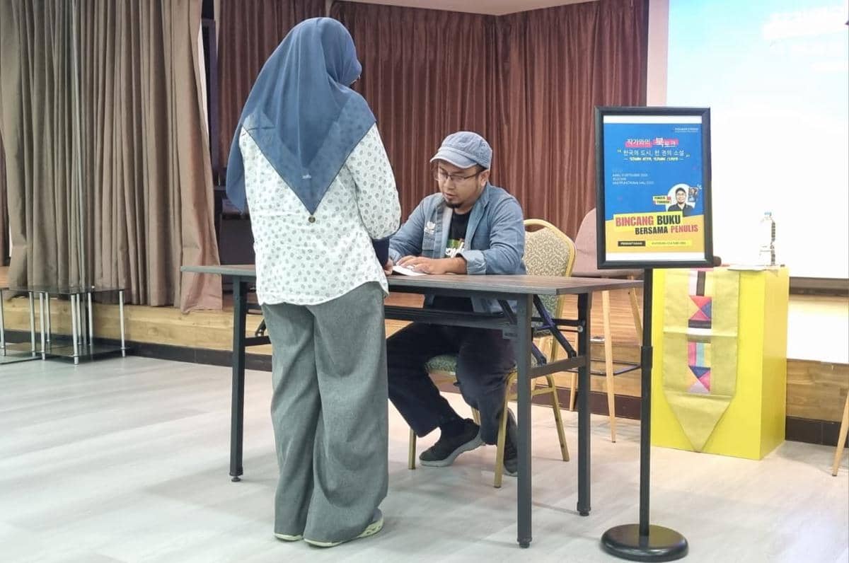 sesi tanda tangan bersama penulis dalam acara “Bincang Buku Bersama Penulis: Sebuah Kota, Sebuah Cerita” di KCC Indonesia (Dok. Pribadi/Indiana Malia)