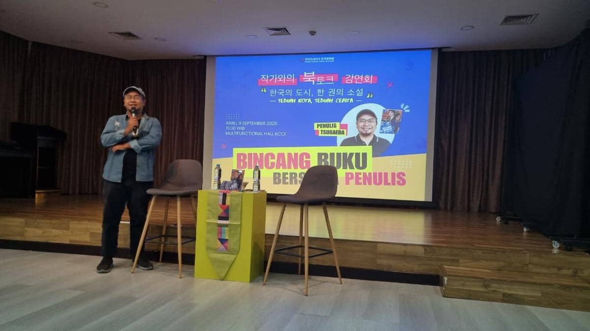 Tsugaeda berbagi cerita dalam acara “Bincang Buku Bersama Penulis: Sebuah Kota, Sebuah Cerita” di KCC Indonesia (Dok. Pribadi/ndiana Malia)