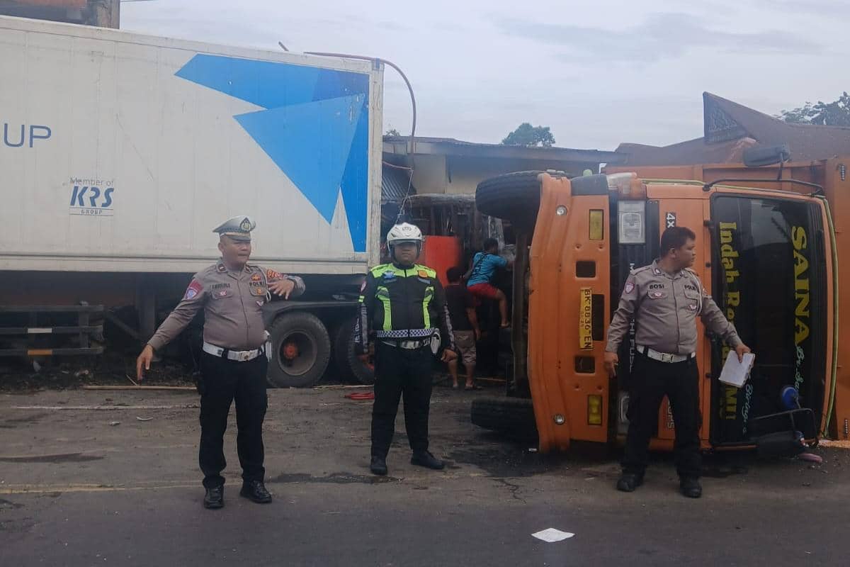 [BREAKING] Kecelakaan Beruntun di Sibolangit, 4 Rumah dan SD Rusak