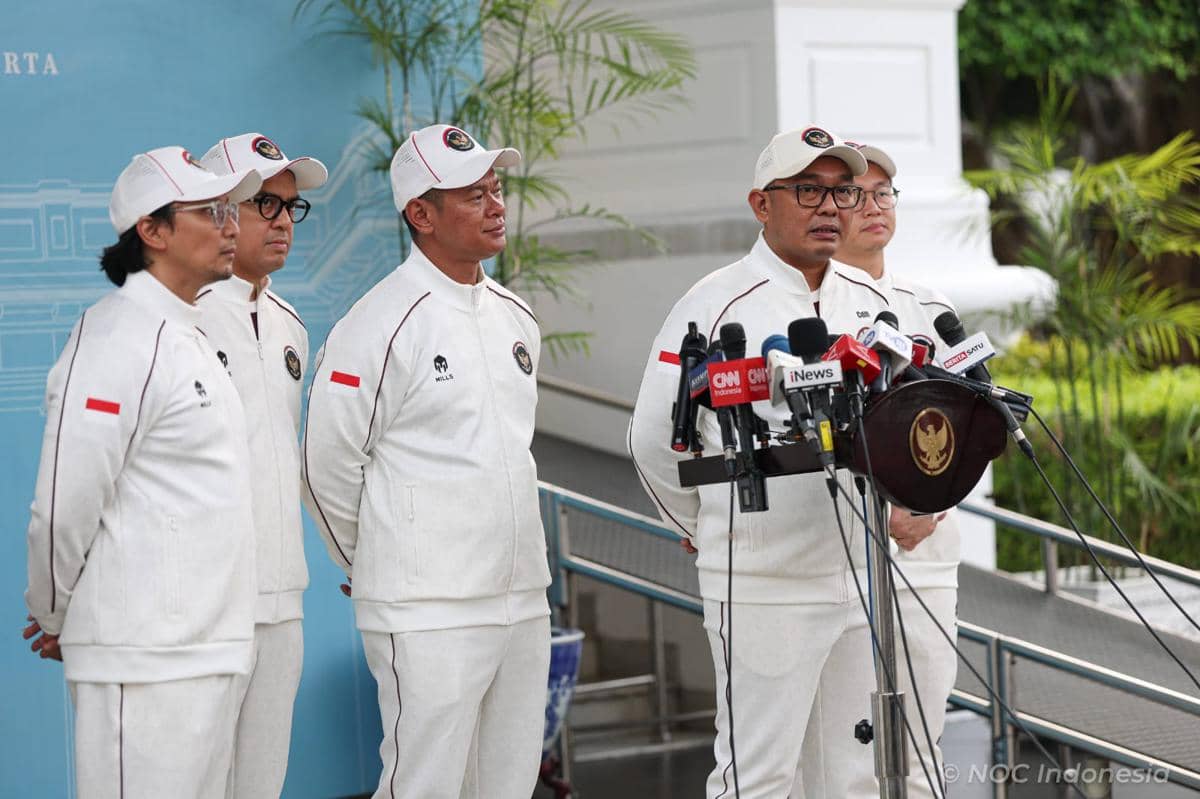 Todotua Pasaribu, Chef de Mission Indonesia untuk Asian Games 2026, berpose dalam dokumentasi tim CdM Indonesia.