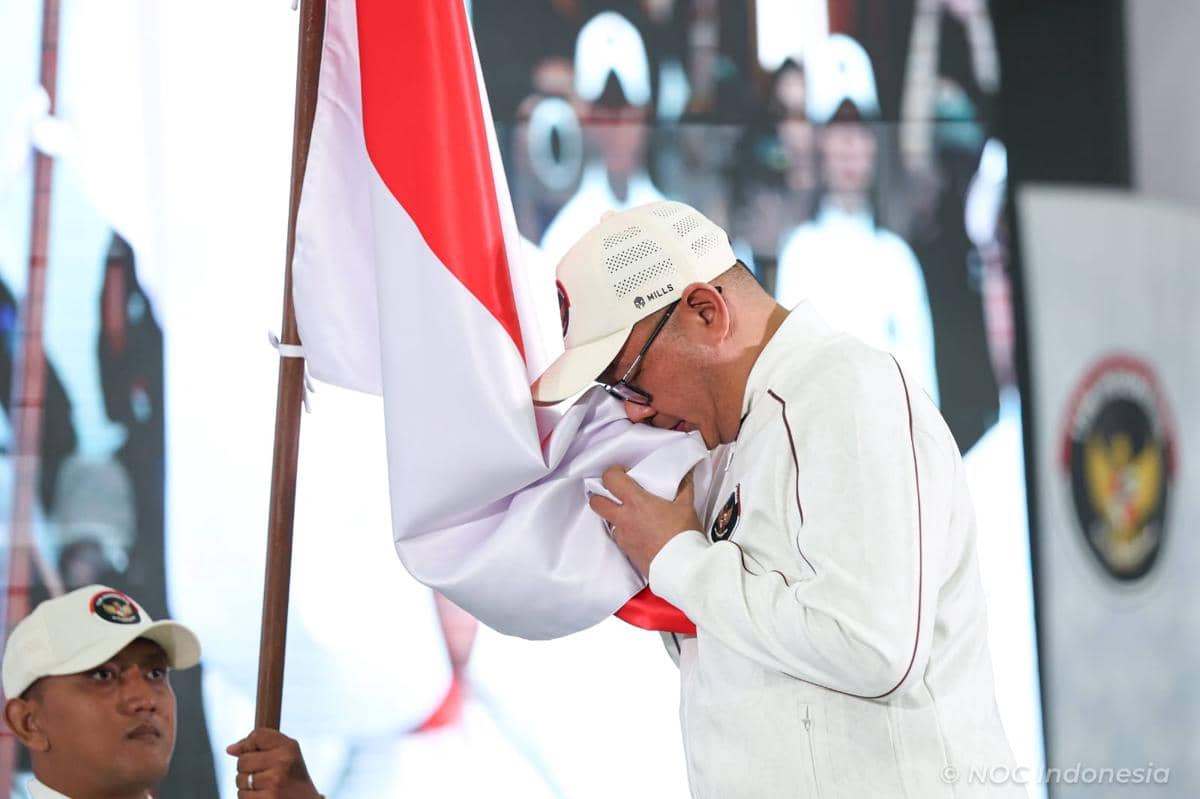 Todotua Pasaribu, Chef de Mission Indonesia untuk Asian Games 2026, mengenakan kemeja putih dalam potret resmi.