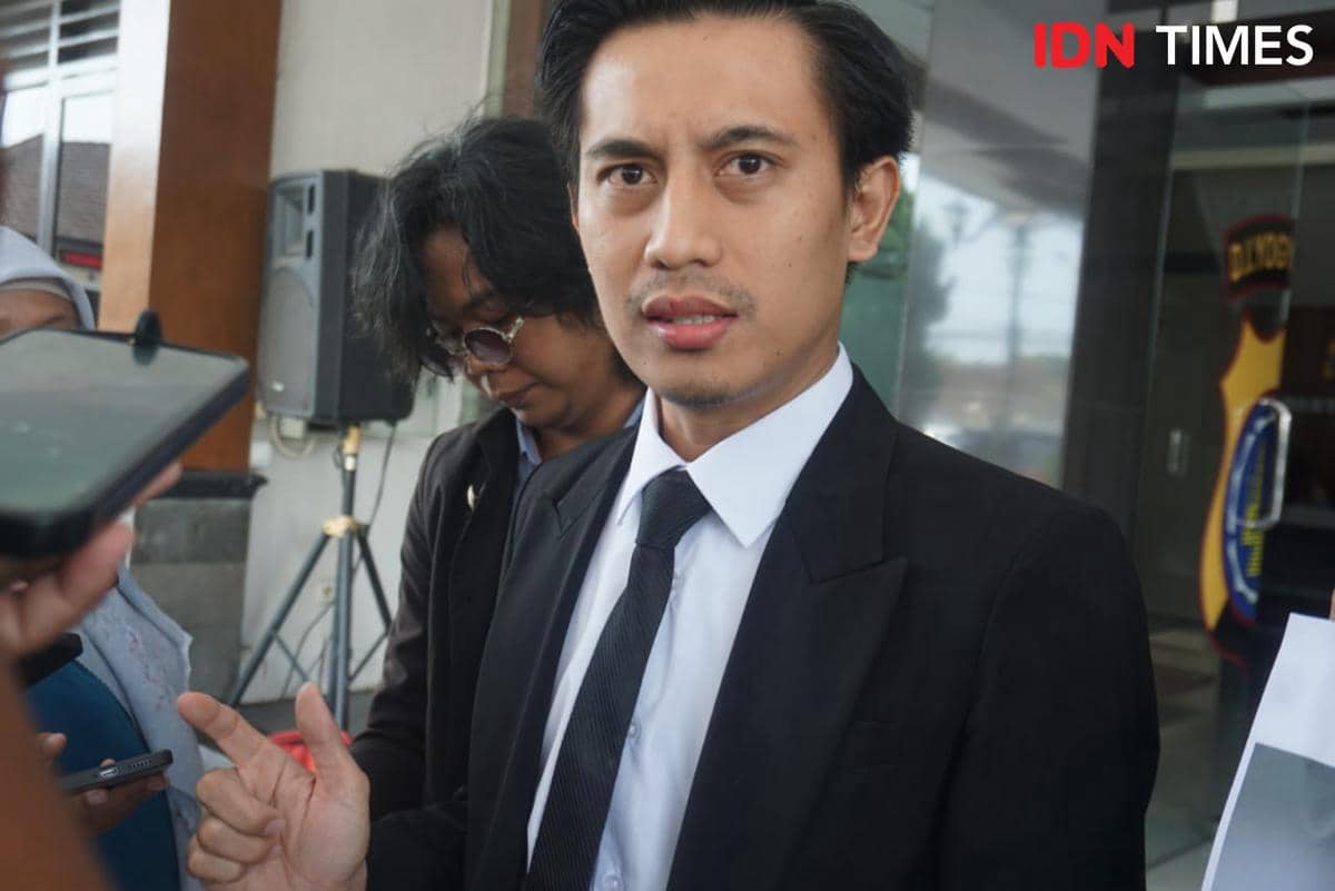 Gusti Rian Saputra, kuasa hukum korban dugaan perkosaan oleh pengurus ponpes di Sleman, berbicara kepada media.