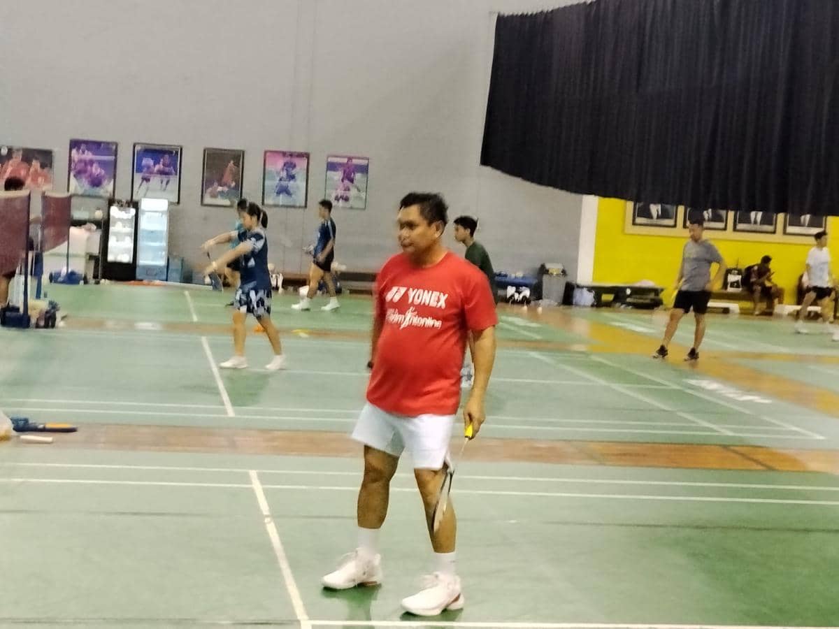 Ketum PBSI Fadil Imran memegang raket saat bermain bulu tangkis di Pelatnas bersama pasangan Bagas dan Apri.