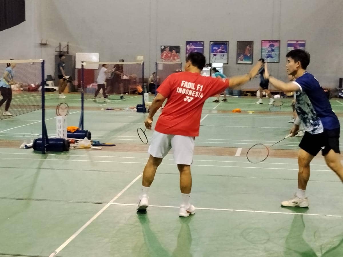 Ketum PBSI Fadil Imran bermain bulu tangkis bersama pasangan Bagas Maulana dan Apriyani Rahayu di Pelatnas.