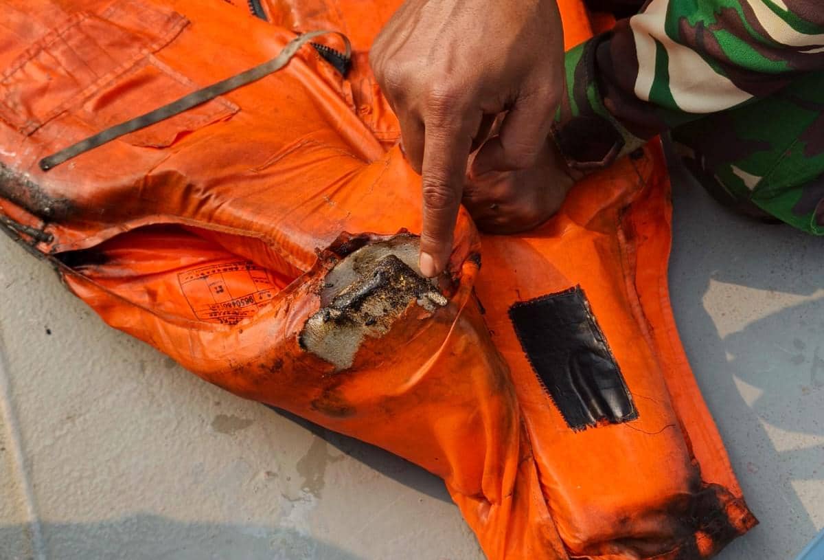 TNI AL menemukan life jacket di perairan Cikoneng, Anyer, Banten, pada pencarian hari ketiga speedboat yang hilang kontak mengangkut lima ju