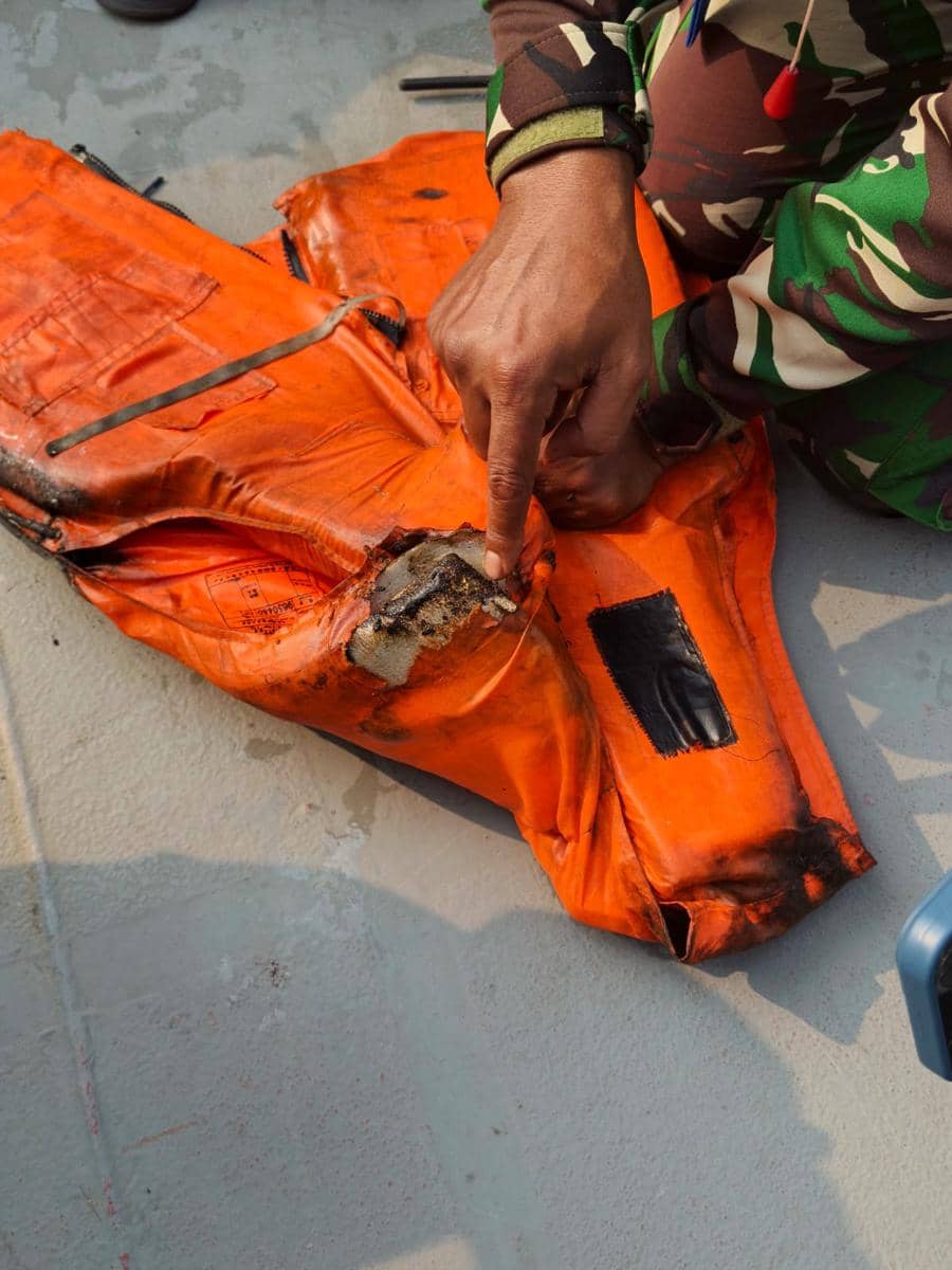TNI AL menemukan life jacket di perairan Cikoneng, Anyer, Banten, pada pencarian hari ketiga speedboat yang hilang kontak mengangkut lima ju