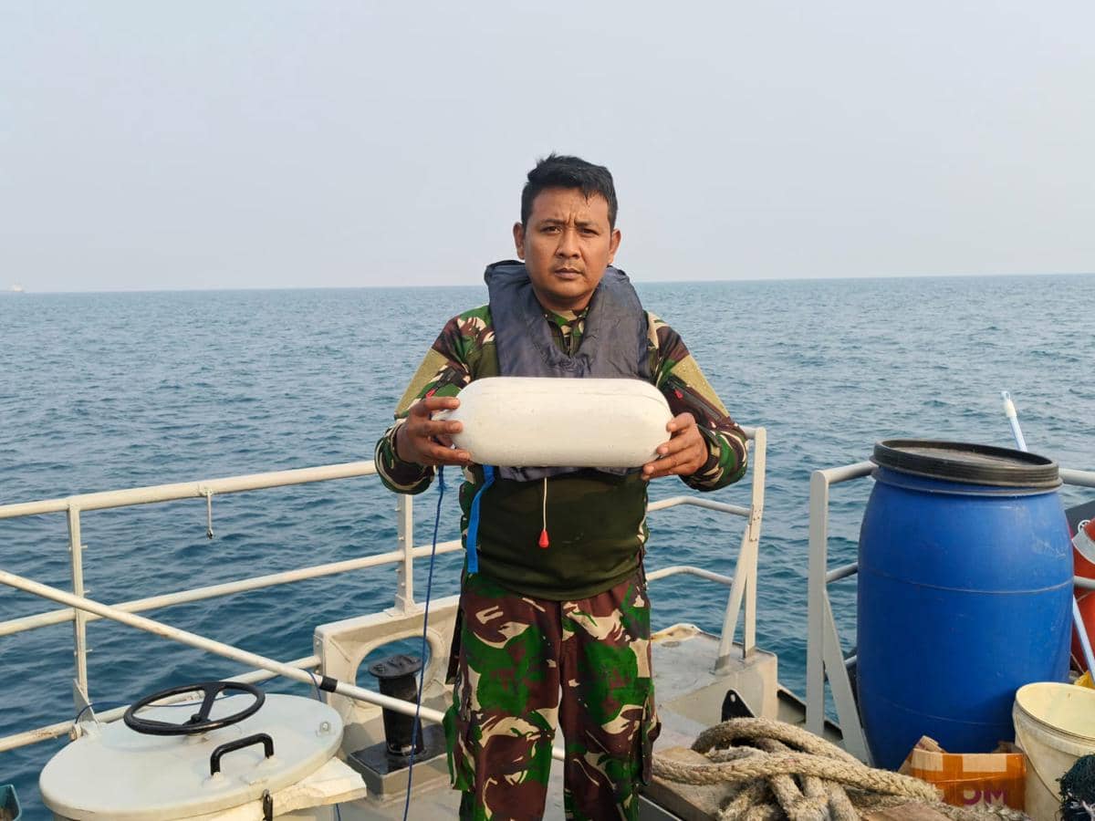 TNI AL menemukan life jacket dan pelampung putih di perairan Cikoneng, Anyer, Banten, pada pencarian hari ketiga speedboat yang hilang konta