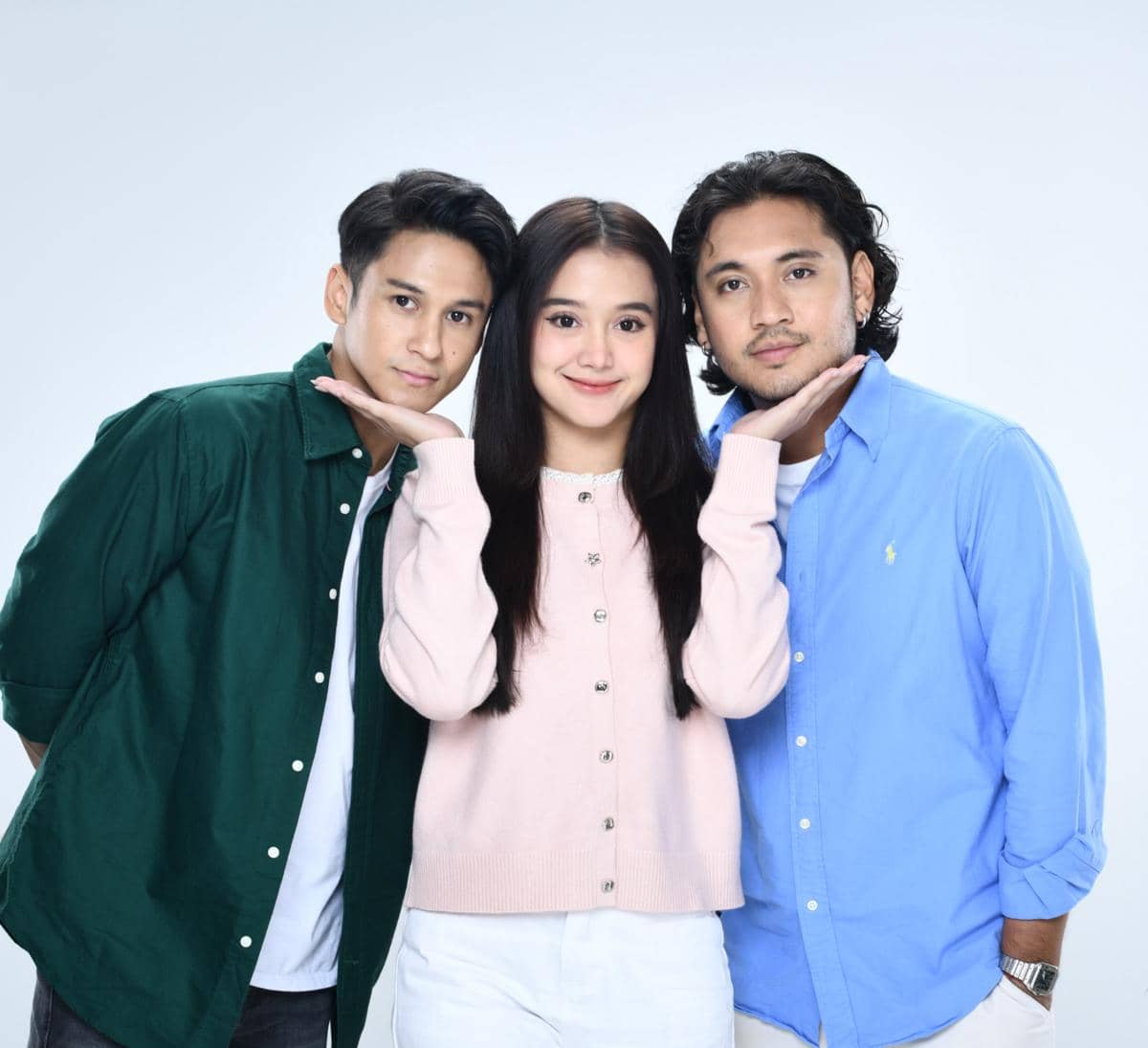 Poster sinetron Putri Pewaris bertuliskan judul serial sebagai ilustrasi untuk sinopsis cerita yang dibagikan di Instagram.