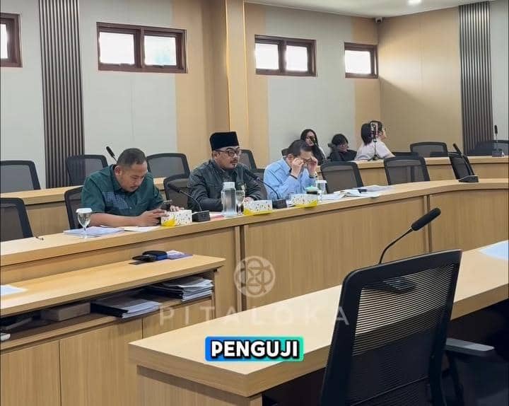 Rieke Diah Pitaloka lulus S1 hukum