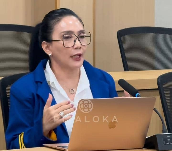 Rieke Diah Pitaloka lulus S1 hukum