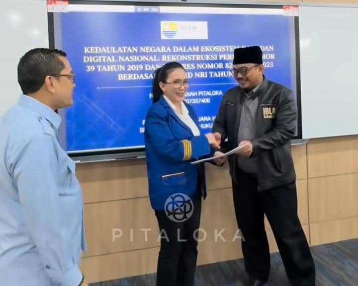 Rieke Diah Pitaloka lulus S1 hukum