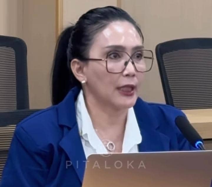 Rieke Diah Pitaloka lulus S1 hukum
