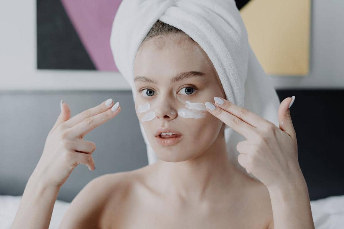 ilustrasi memakai sunscreen