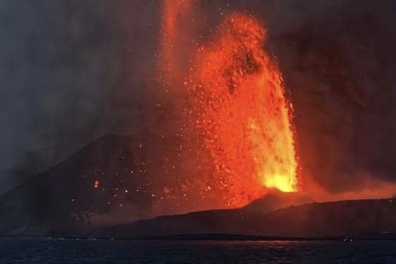 Semburan lava pijar (lava fountain) pada fase erupsi Gunung Anak Krakatau di Selat Sunda, pada September 2026.