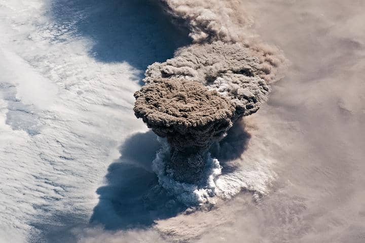 Letusan gunung berapi Raikoke di Semenanjung Kamchatka pada 22 Juni 2019