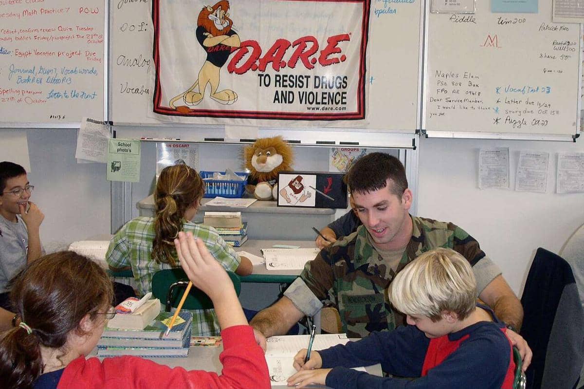 program Drug Abuse Resistance Education (DARE) di sekolah