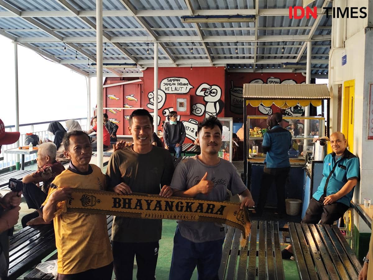 Pemain Bhayangkara Presisi Lampung FC, Wahyu Subo Seto saat berfoto bersama penumpang usai memberikan give away. (IDN Times/Muhaimin) 