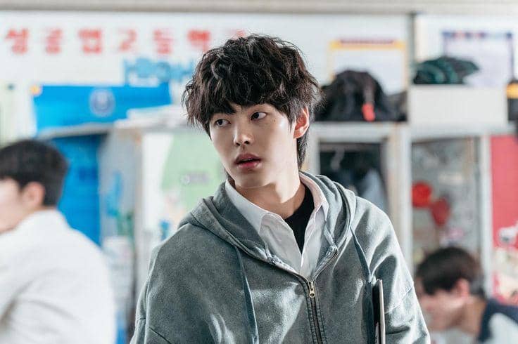 Park Yoon Ho tampil sebagai salah satu karakter dalam adegan serial Korea Study Group produksi TVING.