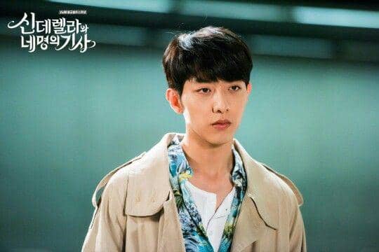 Lee Jung Shin tampil dalam salah satu adegan drama Cinderella with Four Knights yang ditayangkan oleh tvN.