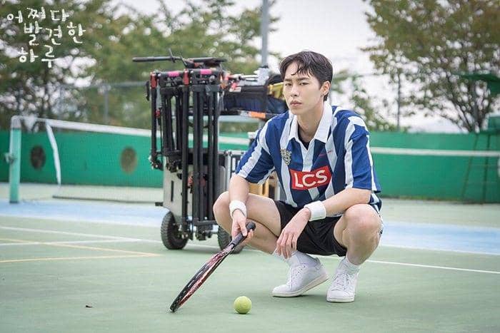 Potret aktor Lee Jae Wook dalam salah satu adegan drama Korea Extraordinary You yang ditayangkan MBC.