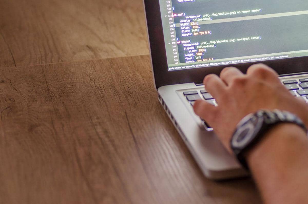 karyawan di kantor bekerja menggunakan AI