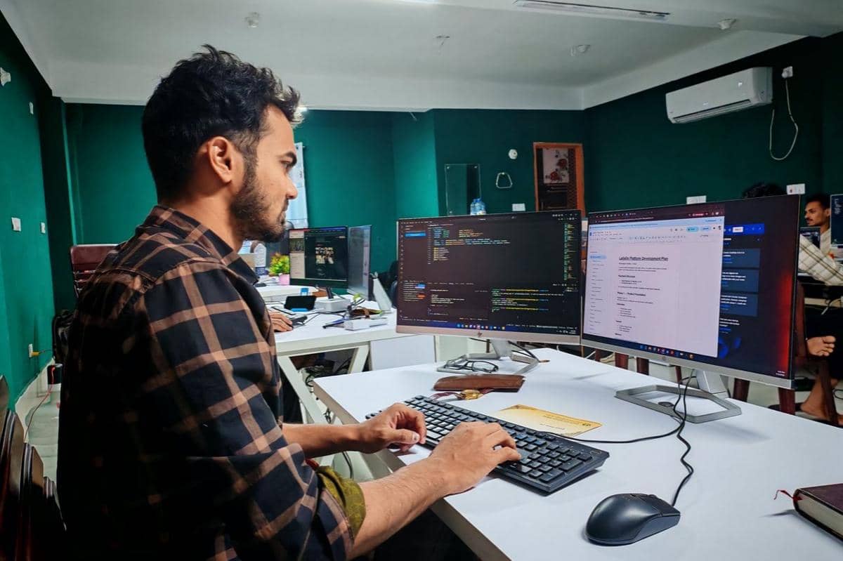 karyawan di kantor bekerja dengan AI