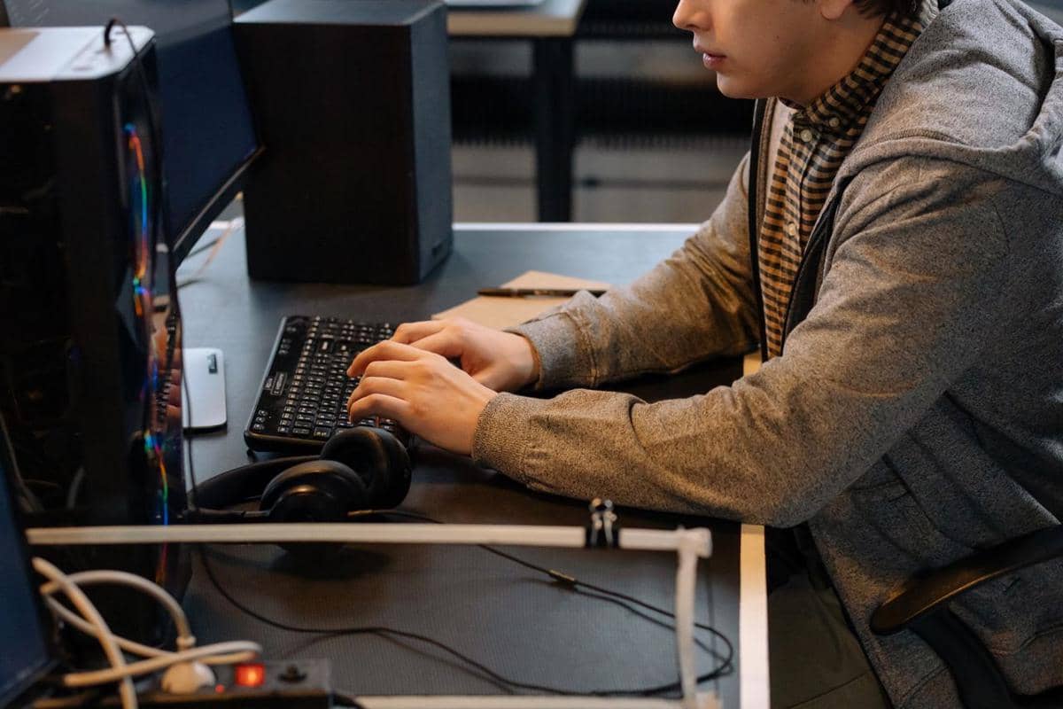 karyawan di kantor bekerja dengan AI