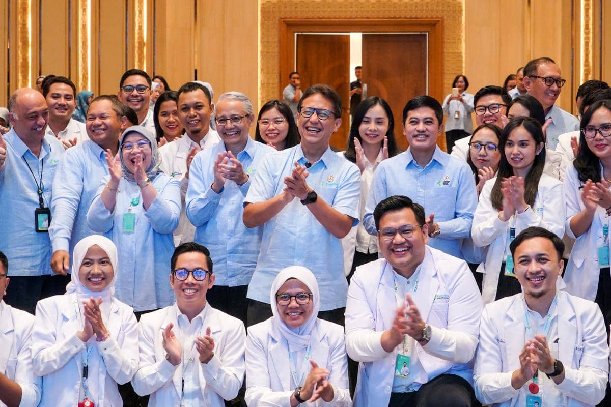 Foto bareng Menkes, Wamenkes, Sekjen dan pejabat Kemenkes lainnya dengan enam perwakilan Peserta Didik PPDS RSPPU Batch II
