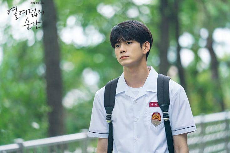 Potret Ong Seong Wu dalam adegan drama Korea Moment at Eighteen yang diproduksi JTBC untuk televisi.