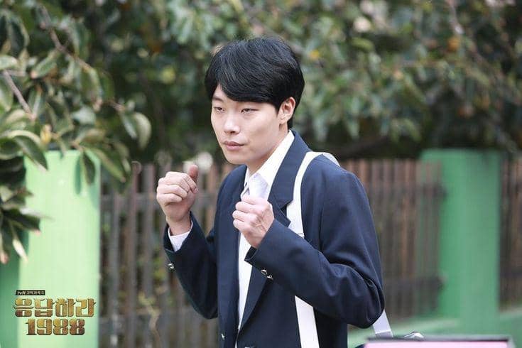 Ryu Jun Yeol dalam salah satu adegan drama Korea Reply 1988, serial televisi produksi tvN yang tayang di televisi.