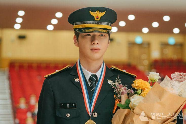 Kang Daniel tampil dalam salah satu adegan drama Rookie Cops, serial yang didistribusikan melalui Disney+.