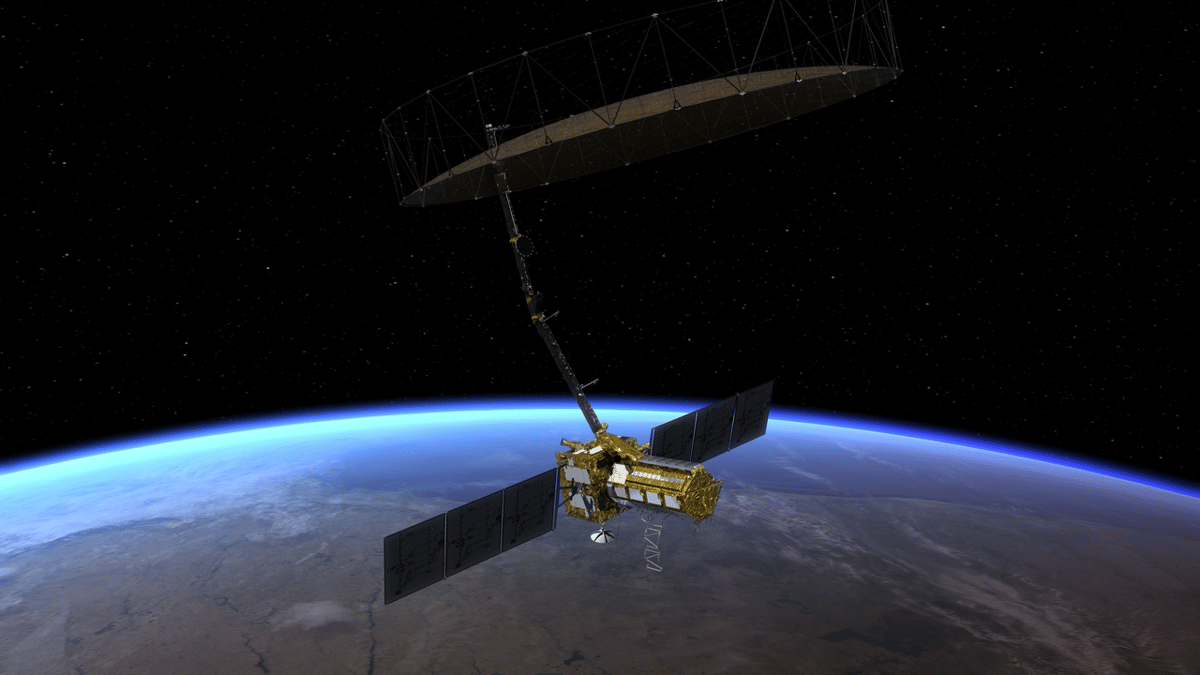 Ilustrasi artistik satelit radar NISAR dengan panel surya dan antena reflektor besar mengorbit di atas Bumi.