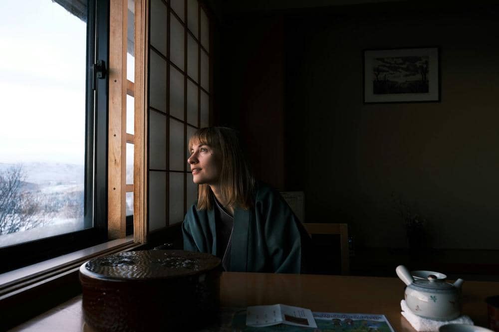 ilustrasi menikmati suasana pagi di ryokan