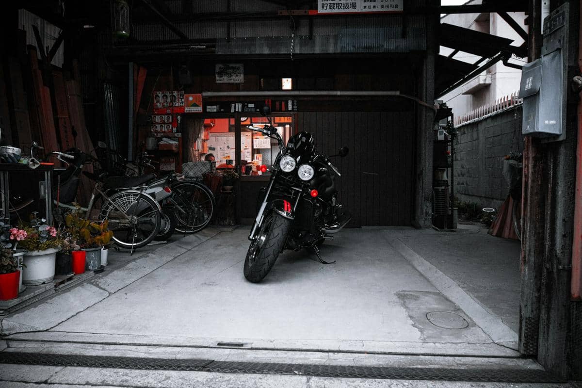 ilustrasi motor di garasi