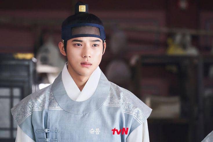 Moon Sang Min tampil dalam adegan drama Korea Under the Queen's Umbrella, produksi stasiun televisi tvN.