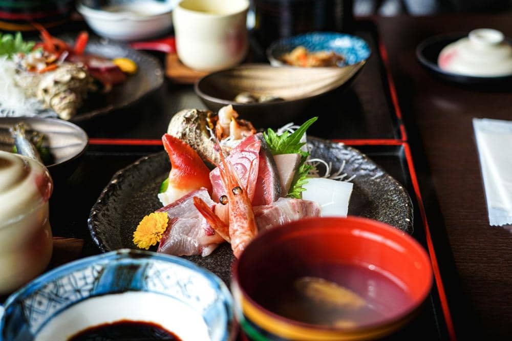 ilustrasi hidangan tradisional Jepang dengan menu lengkap atau kaiseki