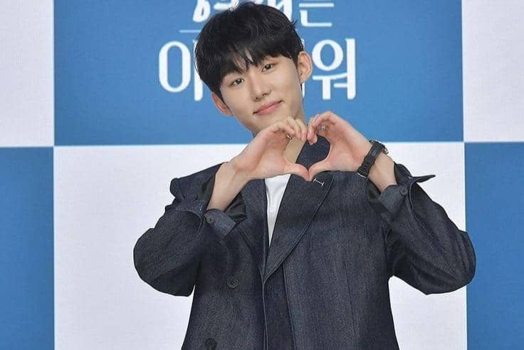 Seo Bum June menghadiri konferensi pers drama Korea It's Beautiful Now untuk promosi, dalam dokumentasi resmi KBS.
