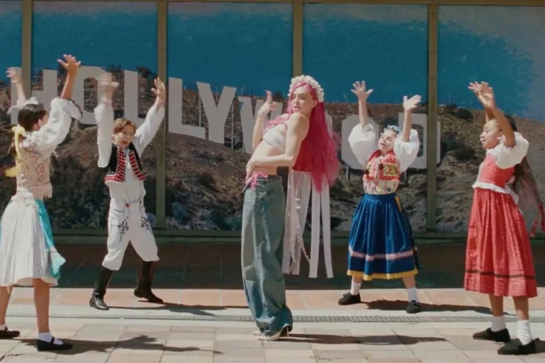 ADÉLA di video musik "Ain't in LA"