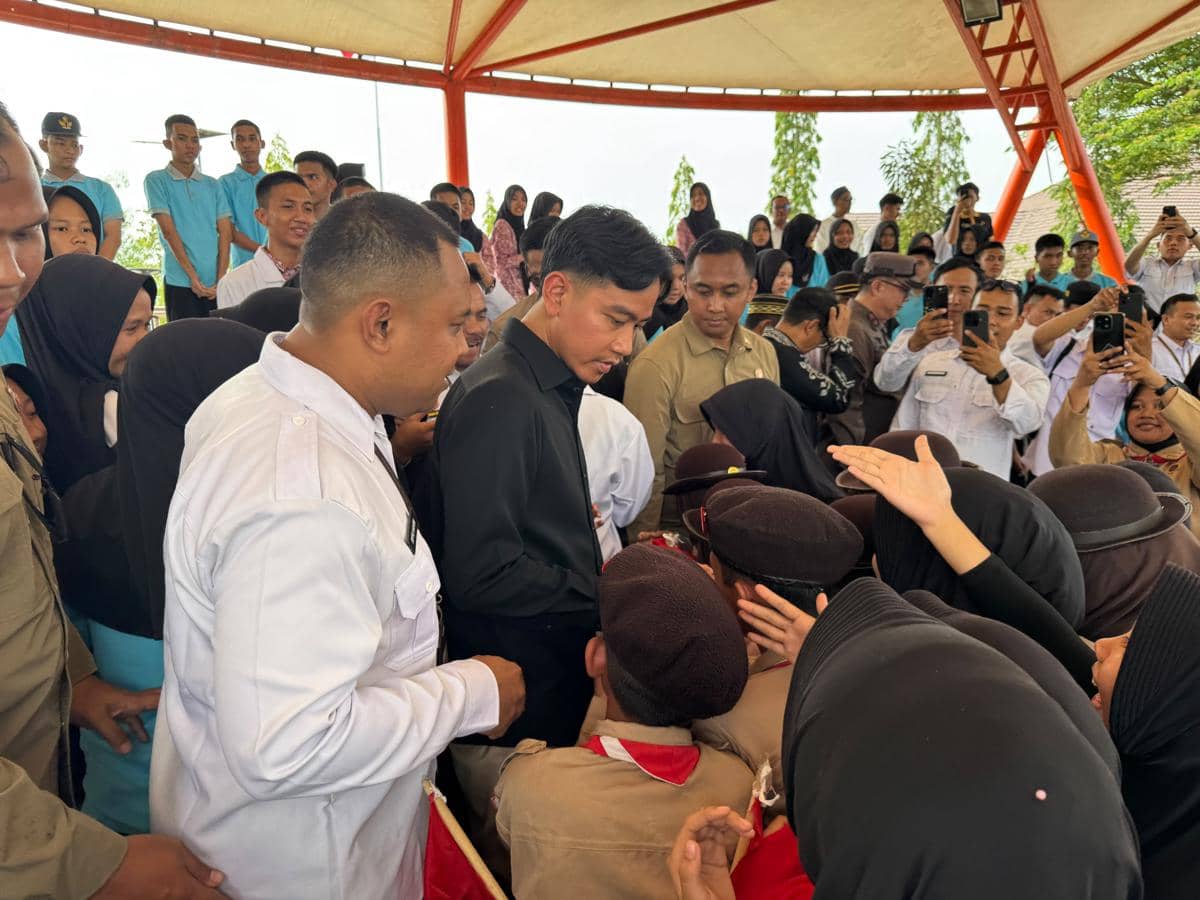 Tinjau Sekolah Terdampak Karhutla, Gibran Jamin Kesehatan Siswa Jadi Prioritas