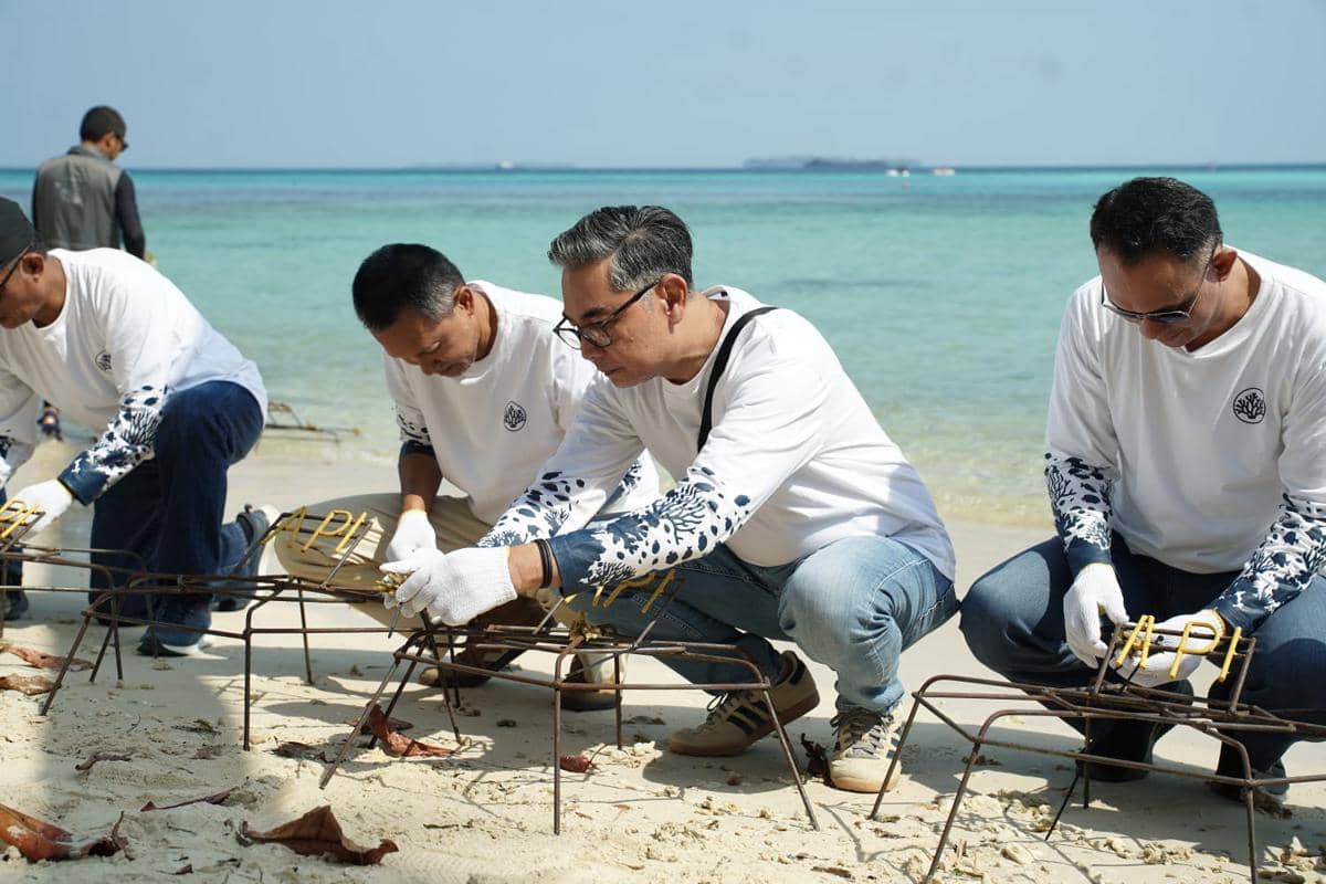 Jajaran direksi PT Angkasa Pura I membantu restorasi terumbu karang di Karimunjawa dalam kegiatan lingkungan.