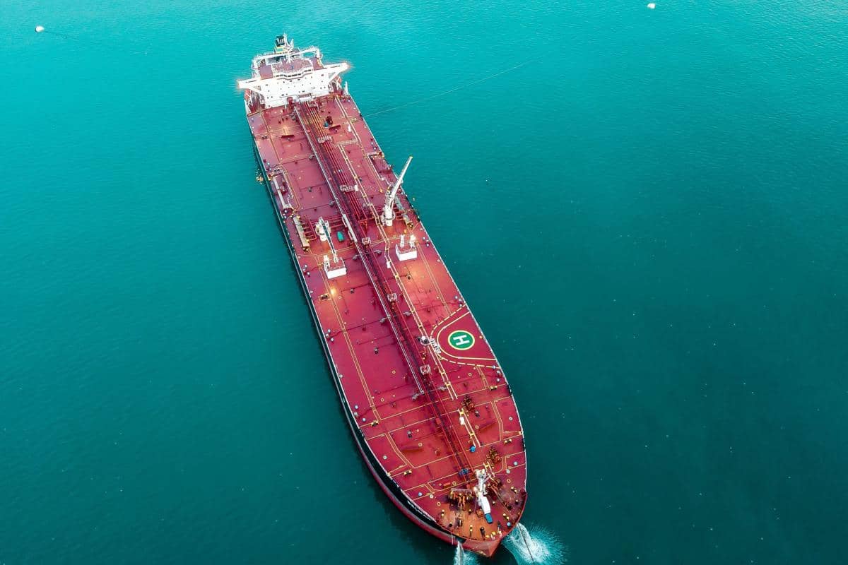 Kapal tanker di laut