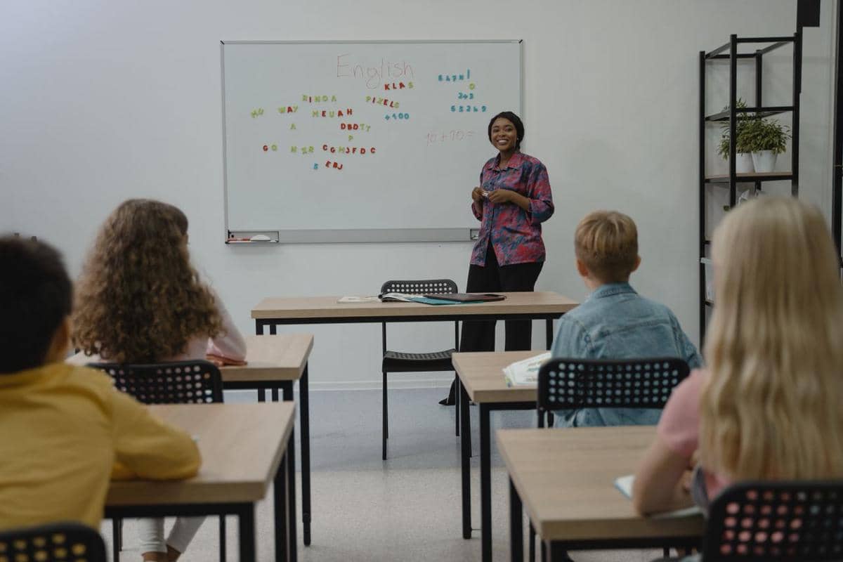 seorang guru mengajar di kelas