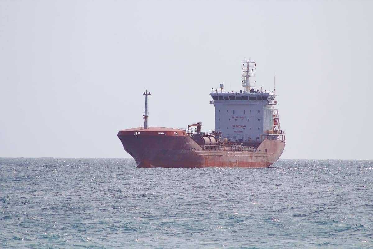 Kapal kargo berlayar di laut lepas