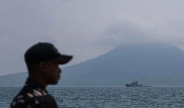KRI Lauser 924 TNI AL tampak dari kejauhan saat mencari speedboat yang mengangkut lima jurnalis dan tiga awak kapal di sekitar Gunung Anak K
