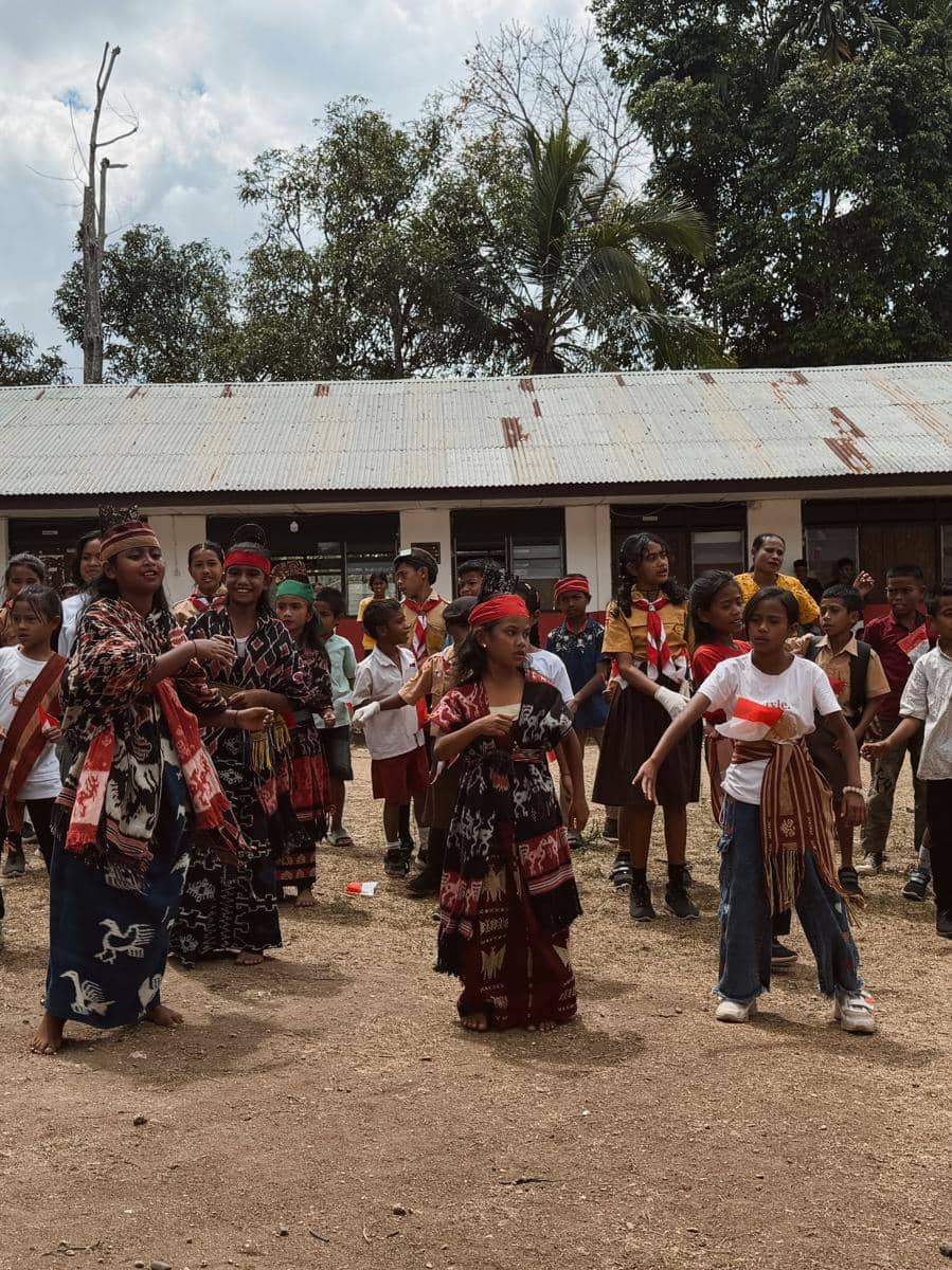 Jennifer Bachdim menikmati liburan di Sumba