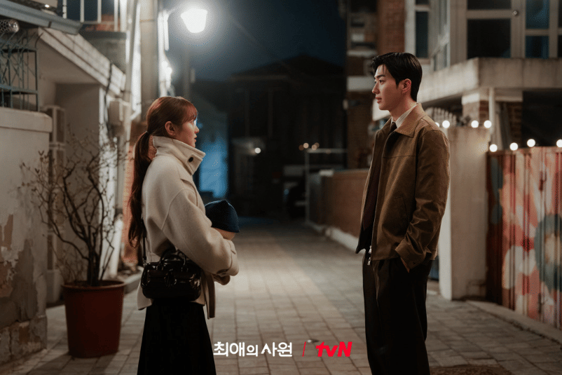 Cuplikan adegan drama My Bias, My Boss produksi tvN yang memperlihatkan suasana dalam salah satu episodenya.