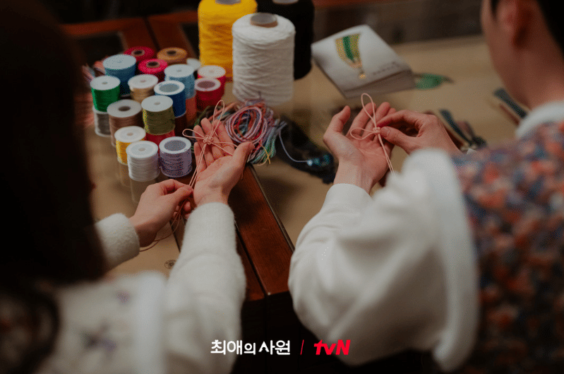 Tangkapan layar cuplikan adegan drama My Bias, My Boss yang digunakan sebagai materi dokumentasi tvN.